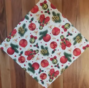 Novogodišnji nadstolnjak crvene kugle