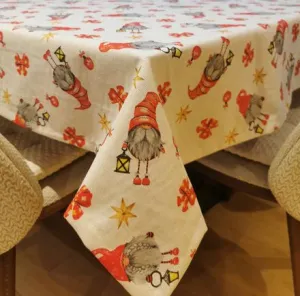 Novogodišnji stolnjak patuljak 135x135