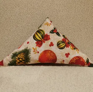 Jastuk trougao crvene kugle 40x40x50